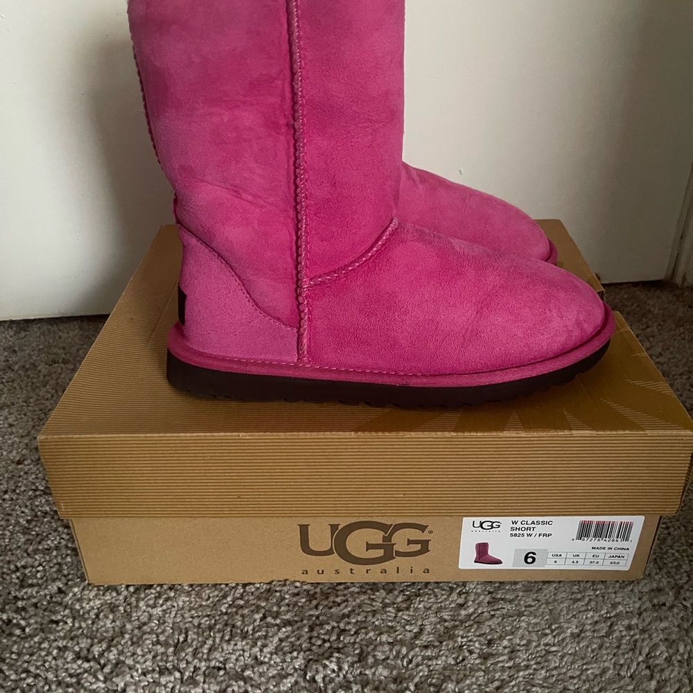 NEW Classic Short Pink or Fuschia Uggs Sz.6